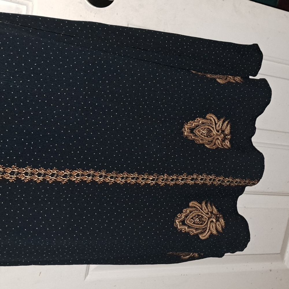 Elegant Embroidered Tunic - Picture 7 of 7